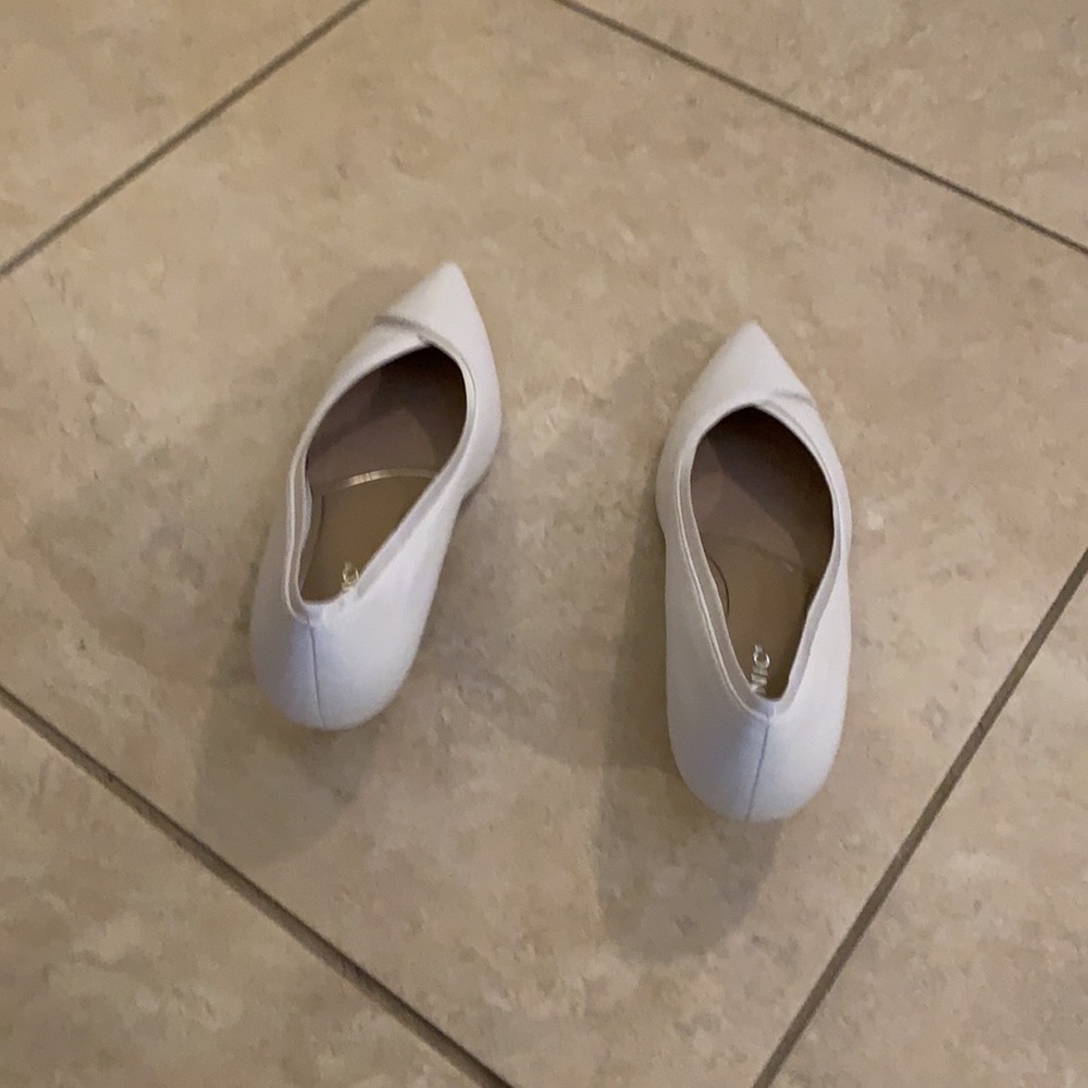 Vionic kitten heel Sylvie pump in white NWT - Picture 8 of 14